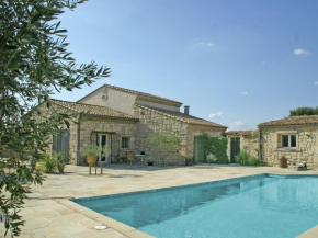 Detached villa with private pool near N mes